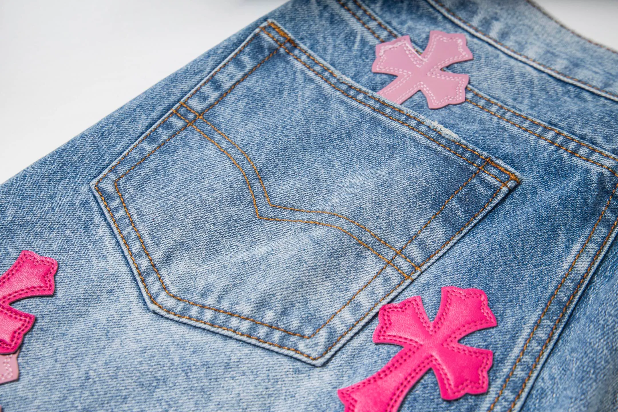 P260 (Higher version, evergreen version) Chrome Hearts 25FW CH blue trousers pink leather cross bamboo jeans. They adopt patchwork elements, mostly in the shape of a cross, with glitter on the leather surface. Unique design, simple and elegant details, exquisite workmanship, neat lines of the entire trousers, and perfect details! It’s also so cool that both men and women can easily control it. It’s a gender-neutral trendy up version. Style number: 1728# Color: blue pants and pink leather Size: 28 30 32 34 36
